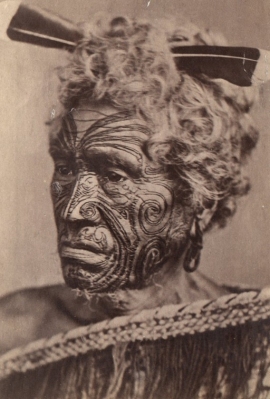 Homme_maori_au_visage_tatoué